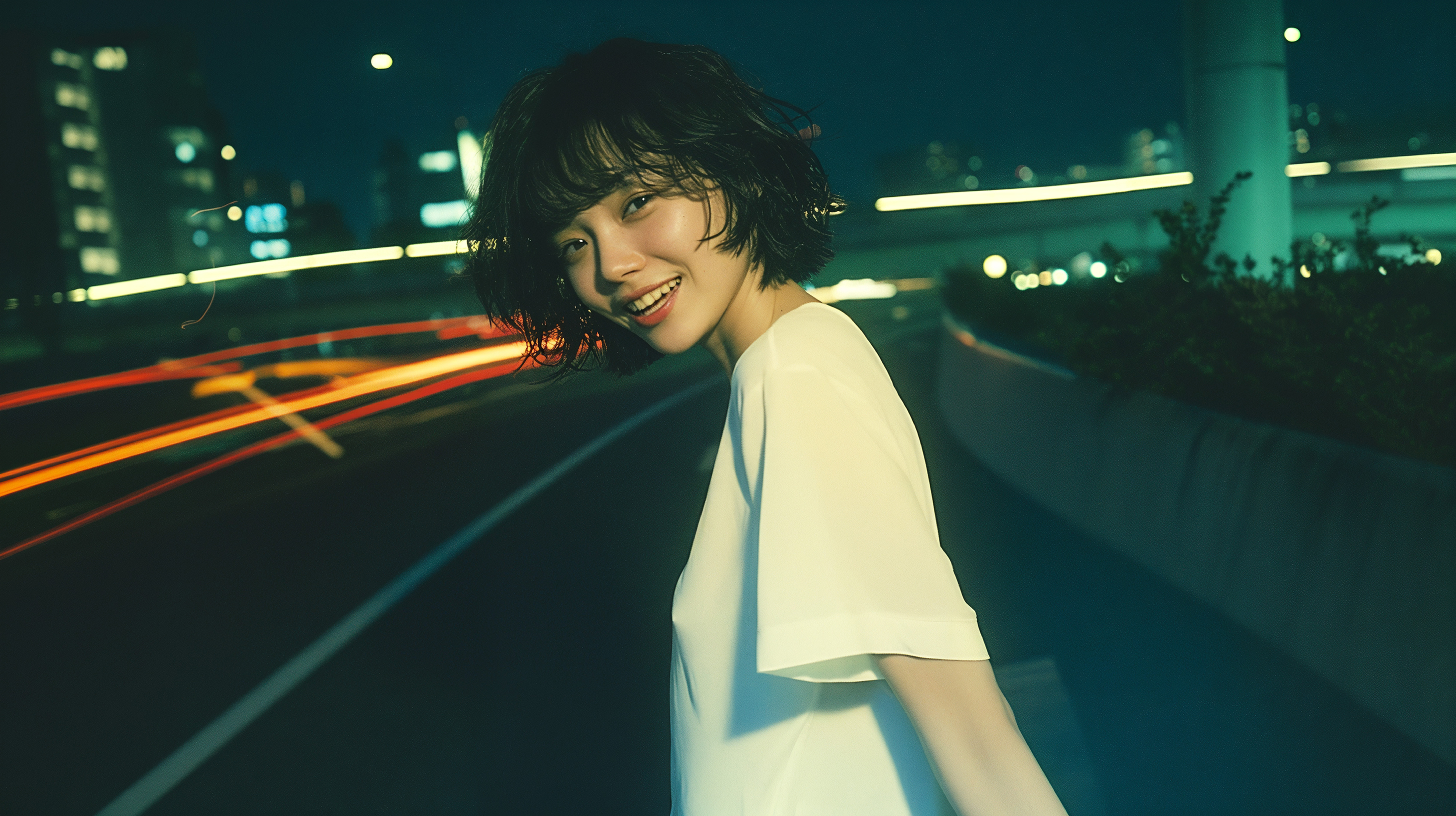 夜の街を歩くエモーショナルな女性のポートレート写真風素材 no.2