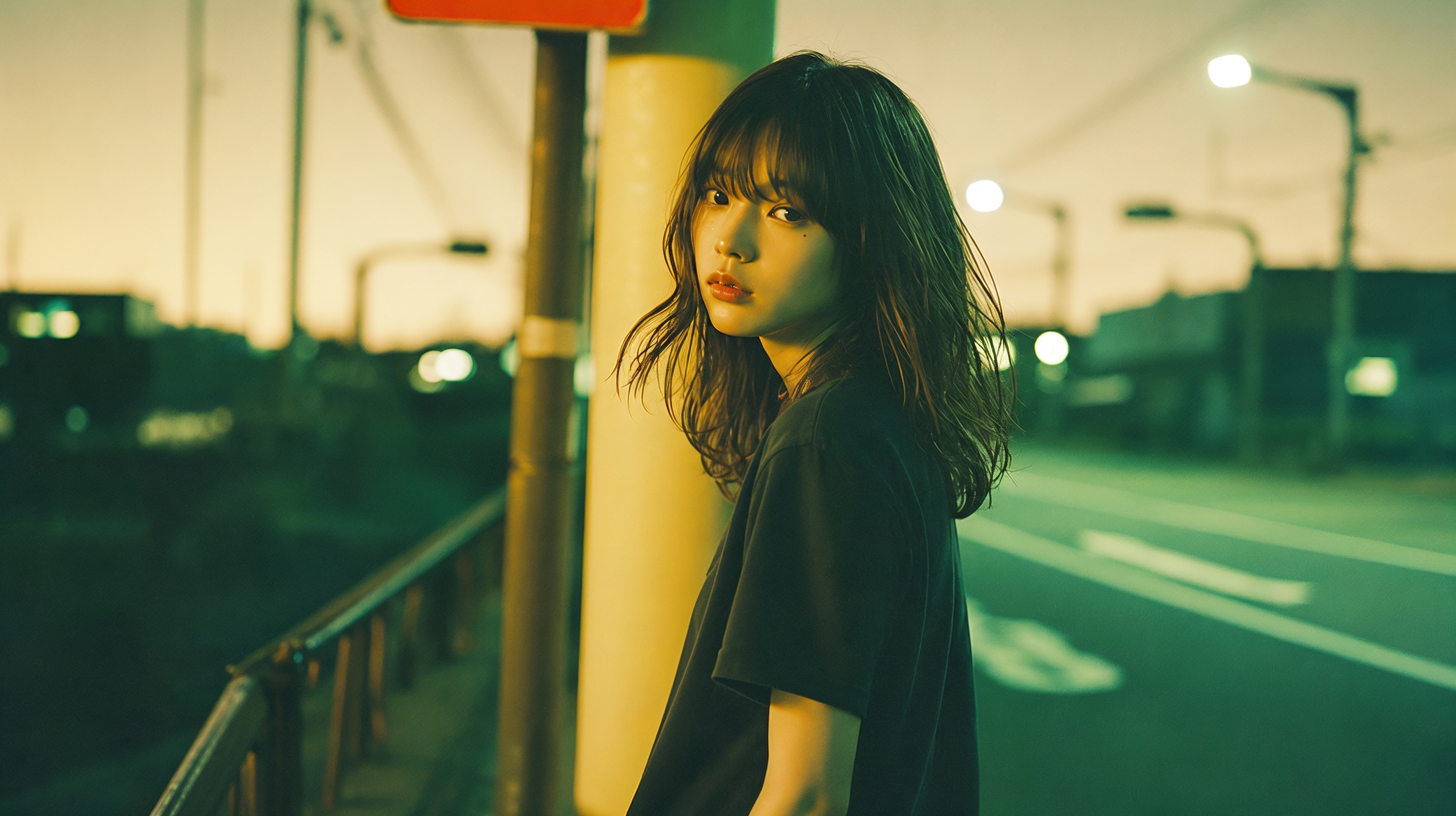 街中で振り返る若い女性のポートレート no.10