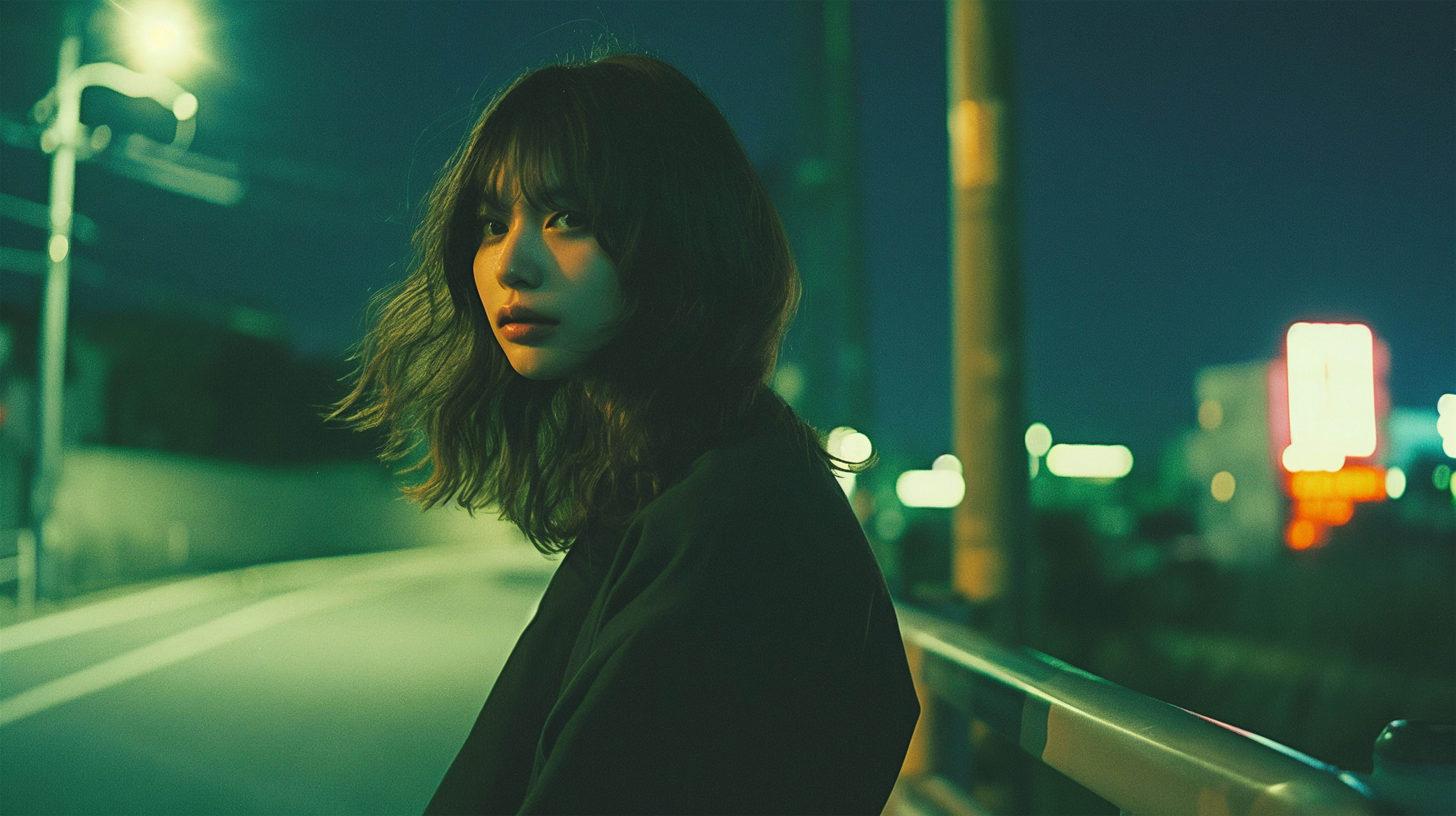 街中で振り返る若い女性のポートレート no.11