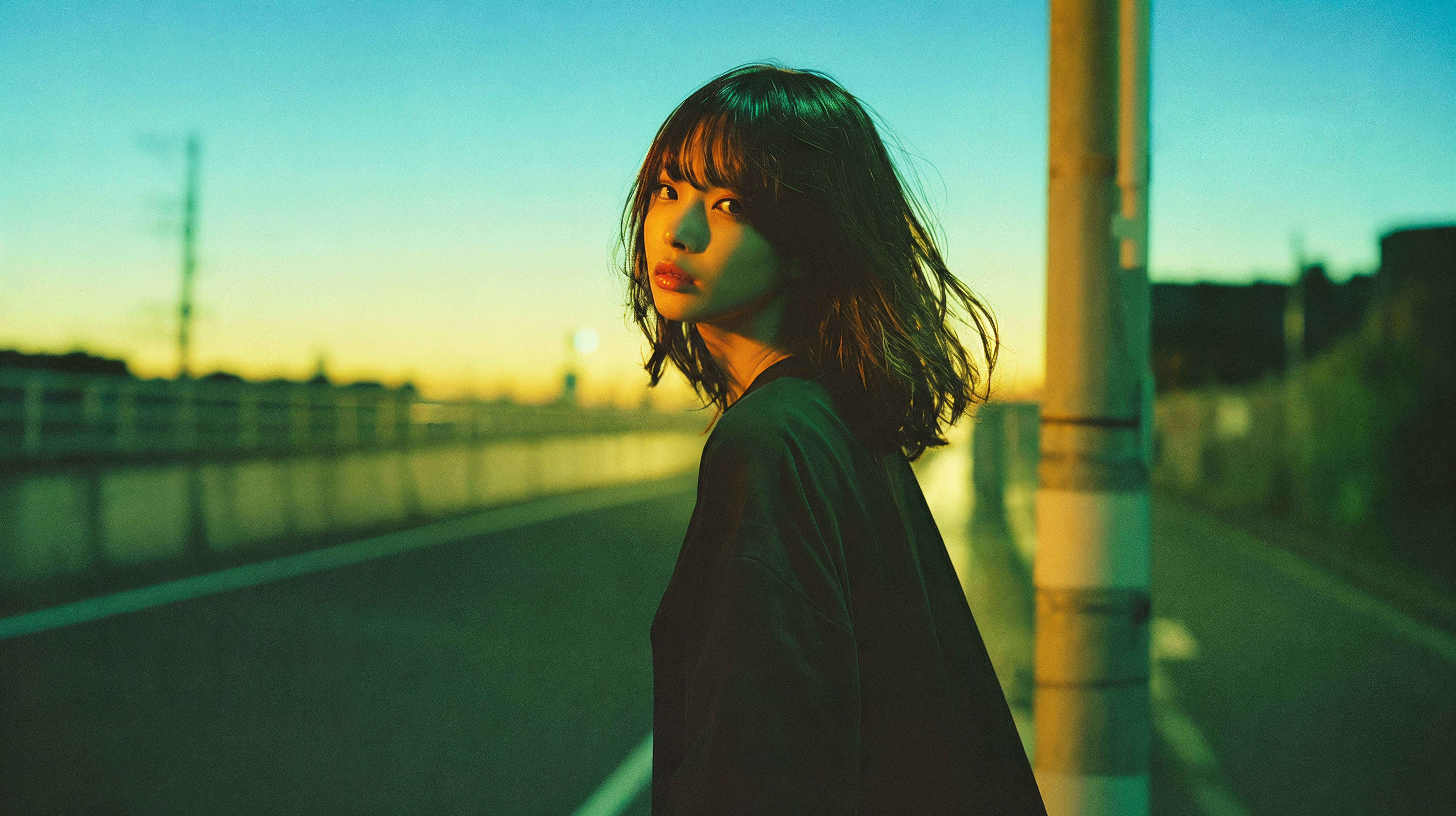 街中で振り返る若い女性のポートレート no.3