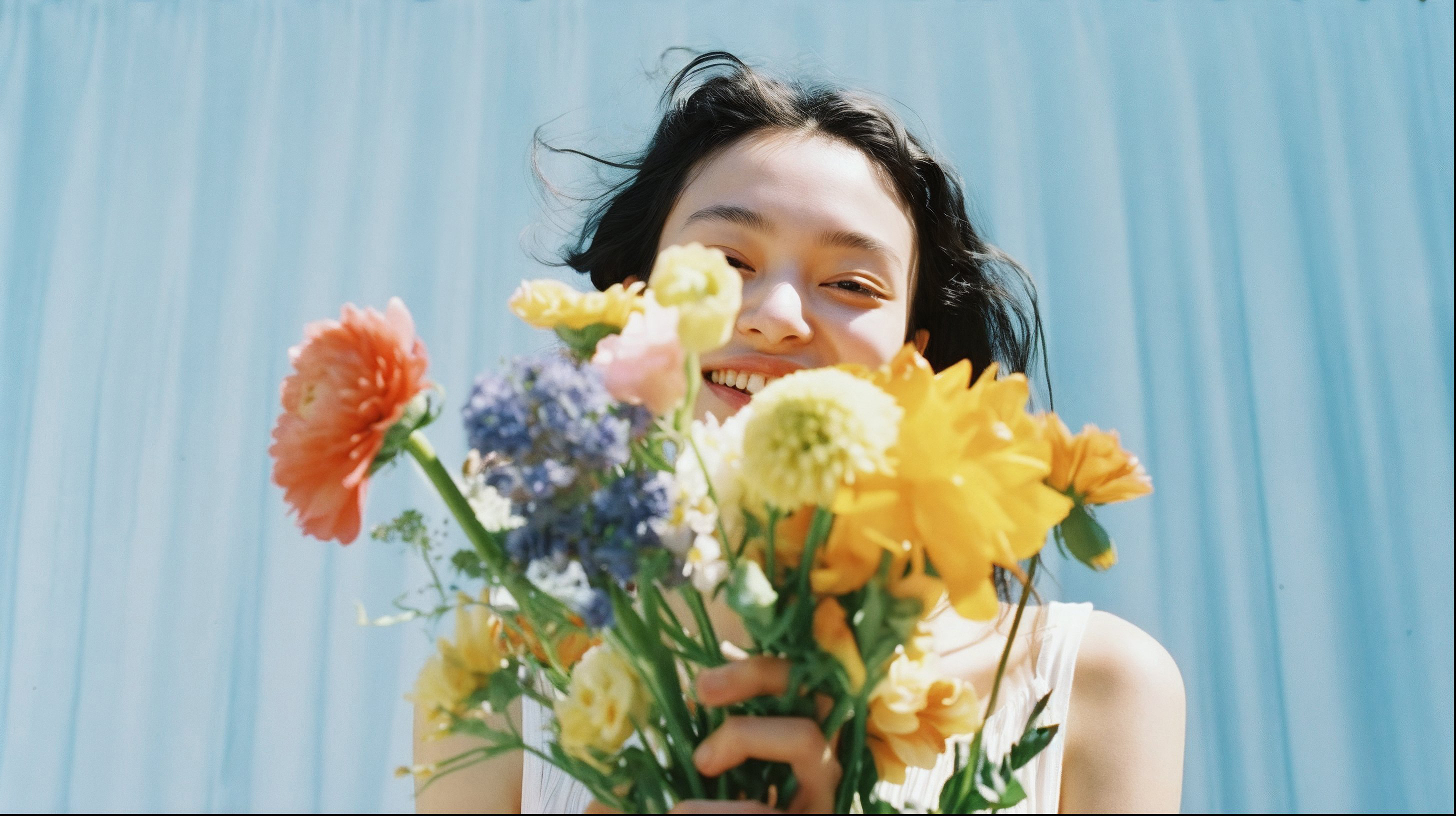 嬉しそうに花束を持つ女性のポートレート写真風 no.2