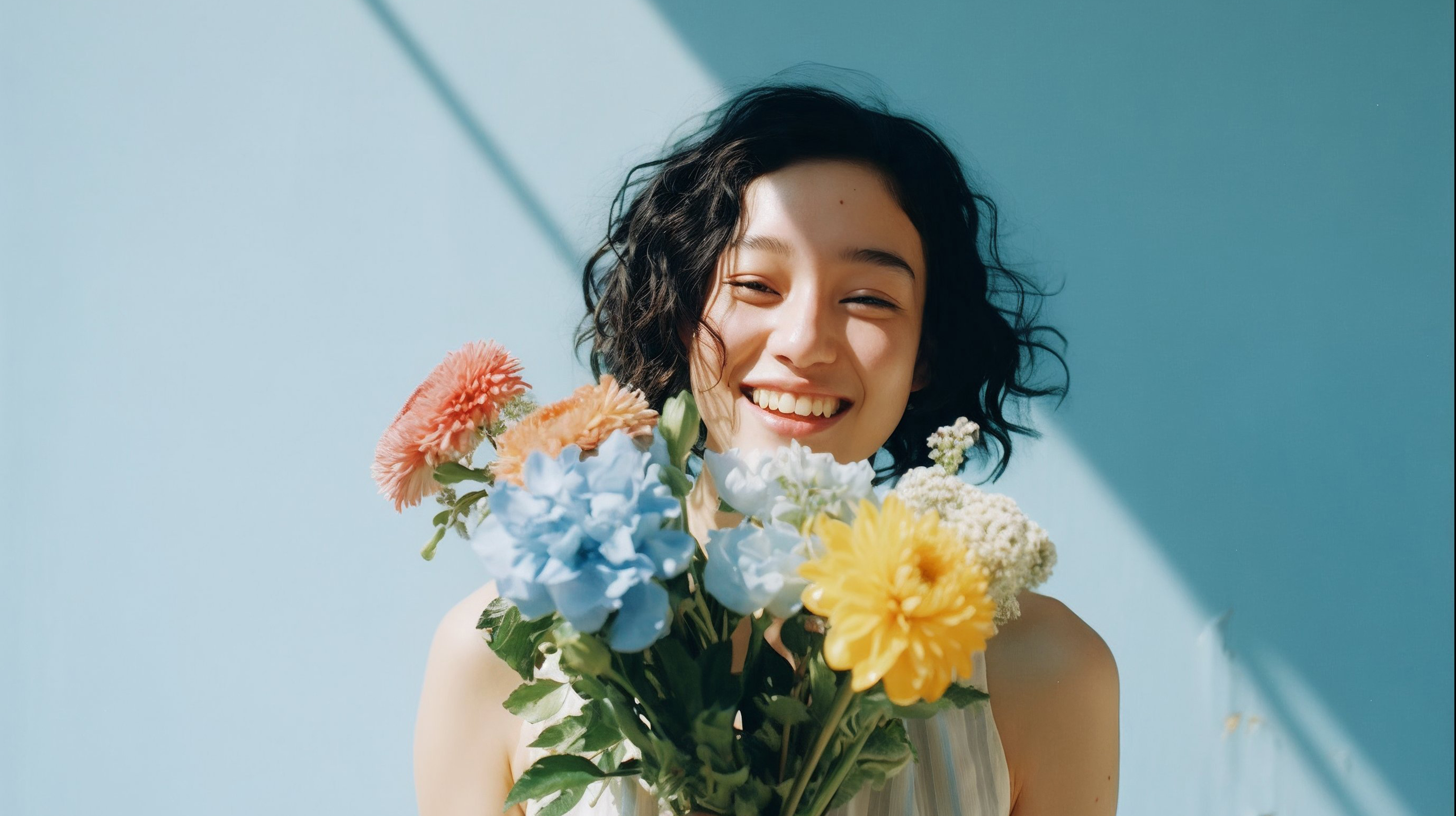 嬉しそうに花束を持つ女性のポートレート写真風 no.4