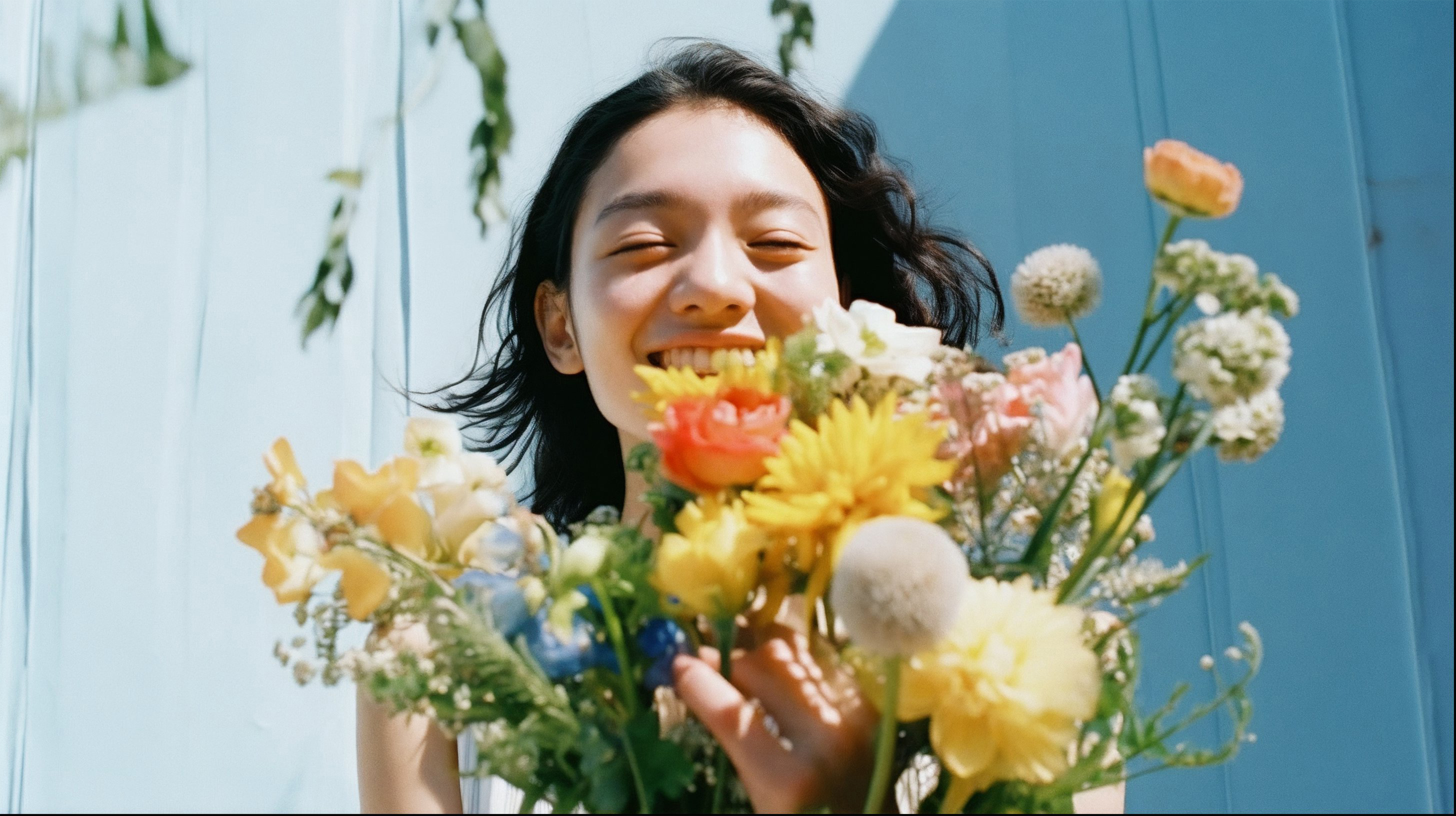 嬉しそうに花束を持つ女性のポートレート写真風 no.7