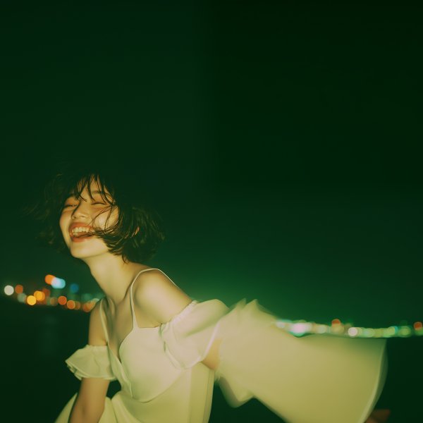 夜の街で踊るように舞う楽しそうな女性のポートレート写真風素材 no.6