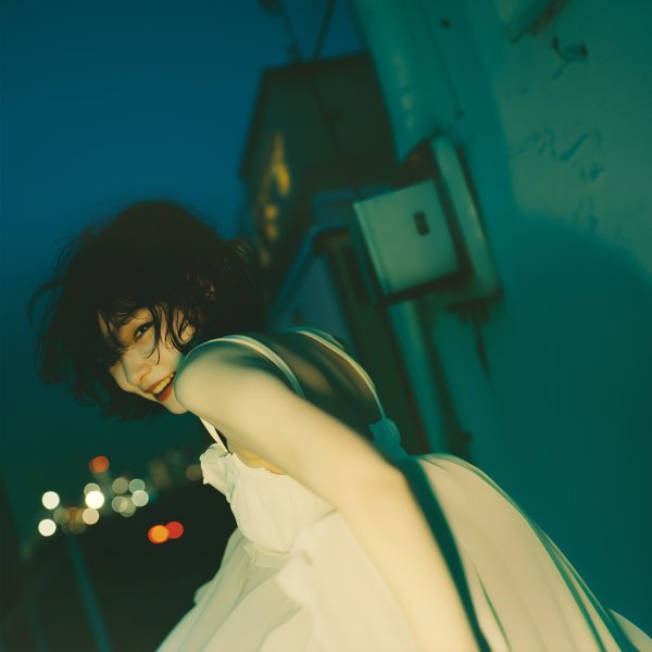 夜の街で踊るように舞う楽しそうな女性のポートレート写真風素材 no.7