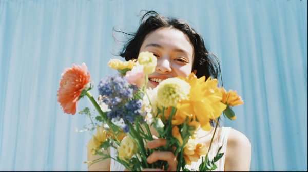 嬉しそうに花束を持つ女性のポートレート写真風 no.2